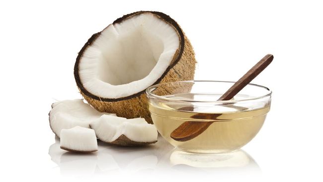 Sebenarnya minyak kelapa tidak cuma punya manfaat untuk kesehatan tapi juga buat kesehatan dan keindahan rambut.