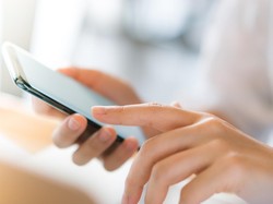 AI Sebar Foto Anggota Parlemen Main HP Saat Rapat, Bikin Malu