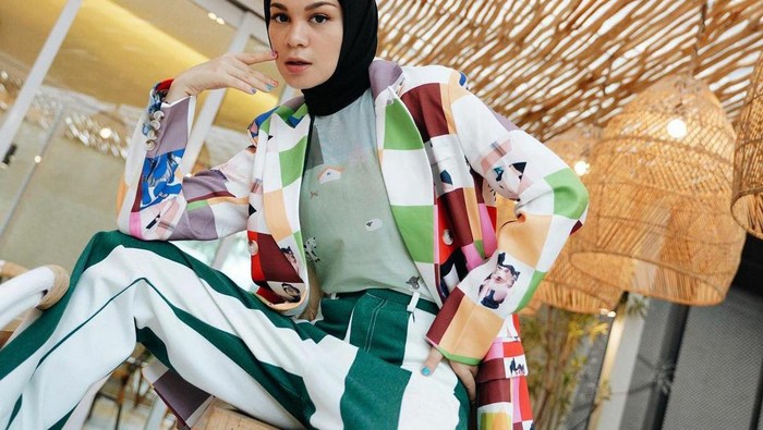 Inspirasi OOTD Mix and Match Blazer ala Tantri Namirah