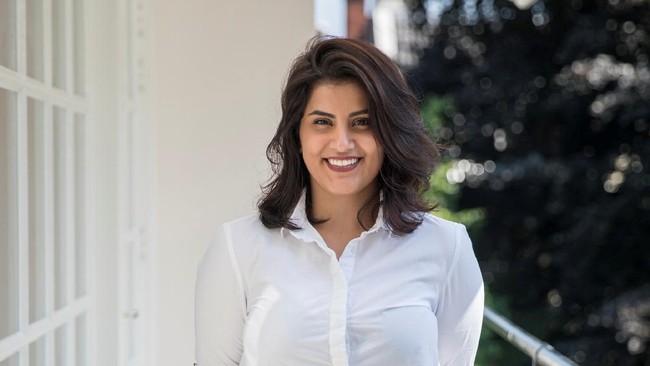 Seorang aktivis perempuan Arab Saudi, Loujain al-Hathloul, dibebaskan setelah dipenjara selama 1001 hari.