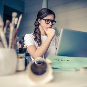 Merasa Karier dan Pencapaianmu Hanya Kebetulan? Hati-hati, Itu Impostor Syndrome