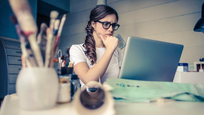 Merasa Karier dan Pencapaianmu Hanya Kebetulan? Hati-hati, Itu Impostor Syndrome