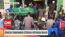 VIDEO: Jenazah Dimakamkan Ditengah Kepungan Banjir