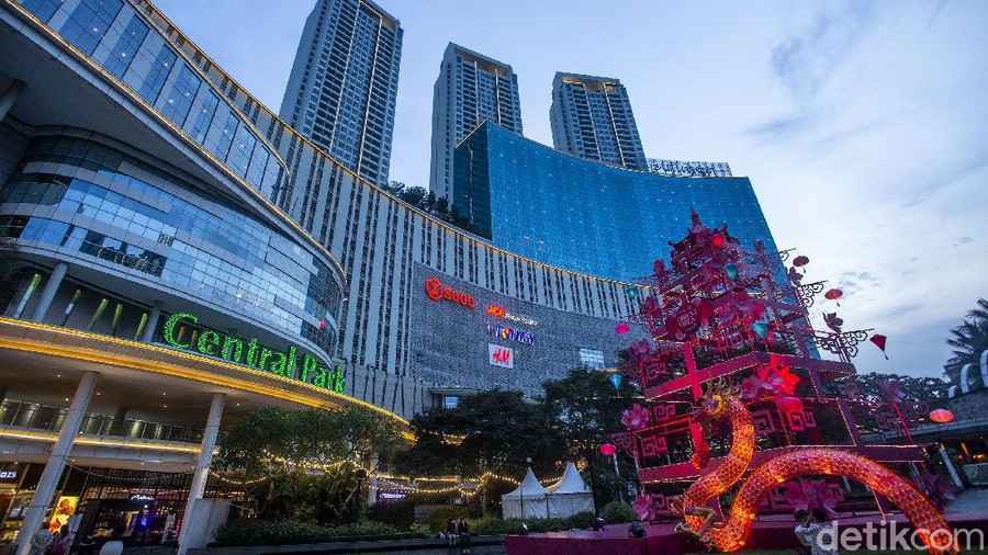 Sejumlah pengunjung beraktivitas di Central Park, Jakarta, Rabu (10/2/2021). Menjelang hari raya Imlek ornamen bernuansa merah mulai menghiasi di kawasan ini.