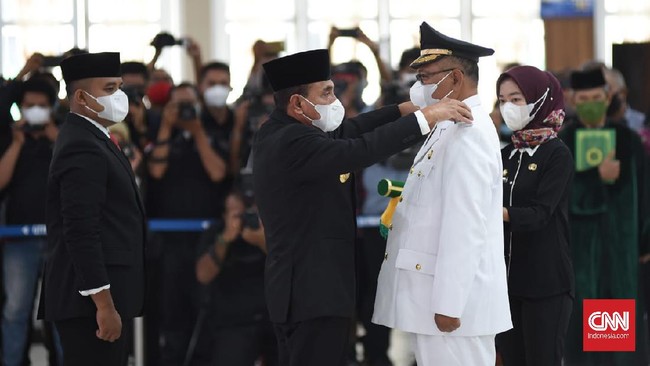 Wali Kota Medan Akhyar Nasution dan Wali Kota Surabaya Whisnu telah dilantik dengan masa jabatan cuma enam hari.