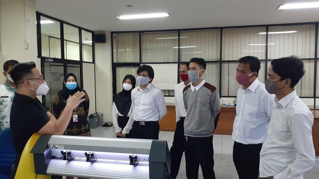 Pemprov DKI Jakarta berkolaborasi dengan berbagai perusahaan di beragam bidang mengadakan pelatihan kerja untuk meningkatkan kualitas SDM.