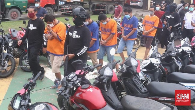 Polda Jawa Timur mengamankan lima tersangka pelaku penggelapan ratusan kendaraan ke Timor Leste dengan keuntungan Rp50 juta per bulan.