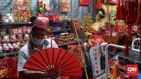 Asa Udin dan Desi Jualan Pernak-pernik Imlek di Tengah Corona