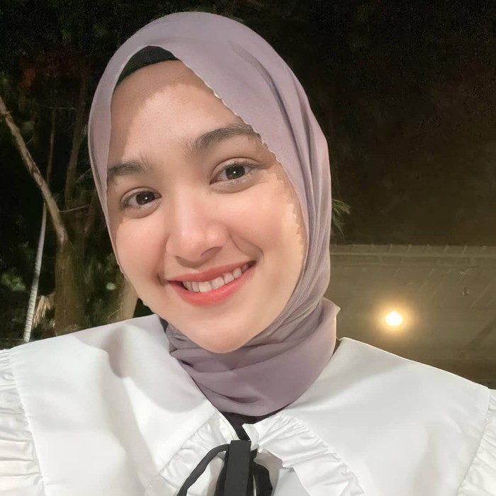 Pemain sinetron Cut Syifa belum lama ini mantap memutuskan untuk berhijab. Muslimah yang terkenal karena perannya di sinetron Samudra Cinta ini terlihat cantik dan anggun saat mengenakan hijab. (instagram.com/sukisyifa)