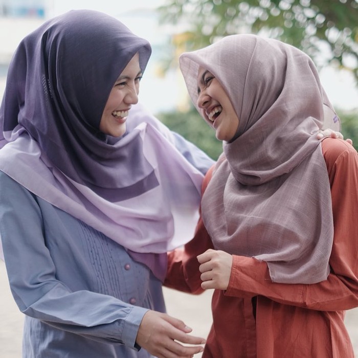 Meski sudah berkomitmen mengenakan hijab, gadis kelahiran 18 September 1998 itu masih membiarkan potret lamanya yang tak menggunakan hijab di akun instagramnya. (instagram.com/cutsyifaa)
