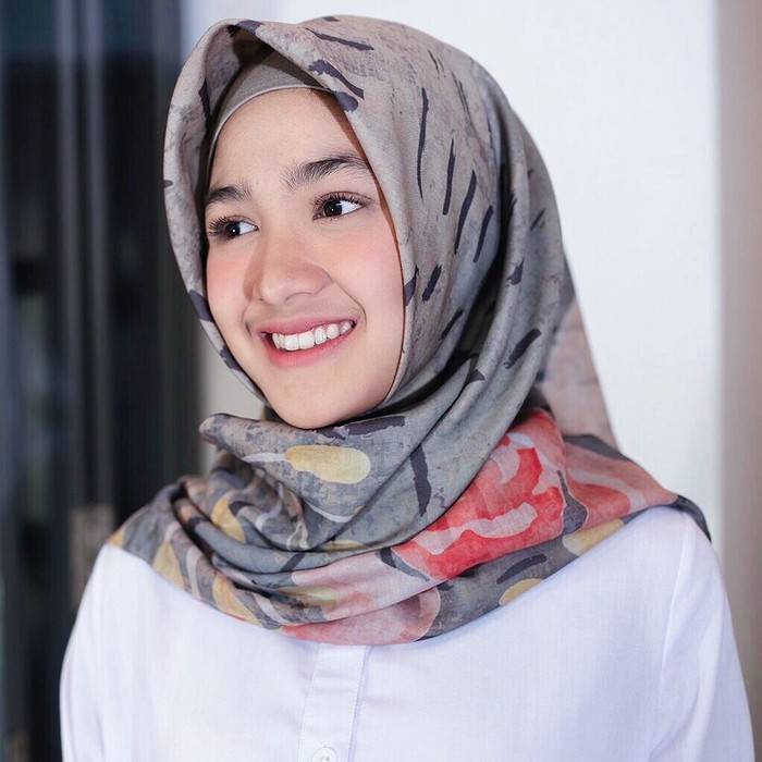 Cut Syifa menuturkan, ia mendapatkan hidayah untuk mengenakan hijab setelah melaksanakan sholat tahajud, sholat istikharah, sholat hajat dan mengaji. Ia mengaku tidurnya jadi lebih tenang setelah melaksanakan ibadah tersebut. (instagram.com/cutsyifaa)