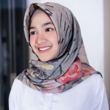 img-title Potret Cantik Cut Syifa Setelah Mantap Berhijab, Terlihat Adem dan Anggun