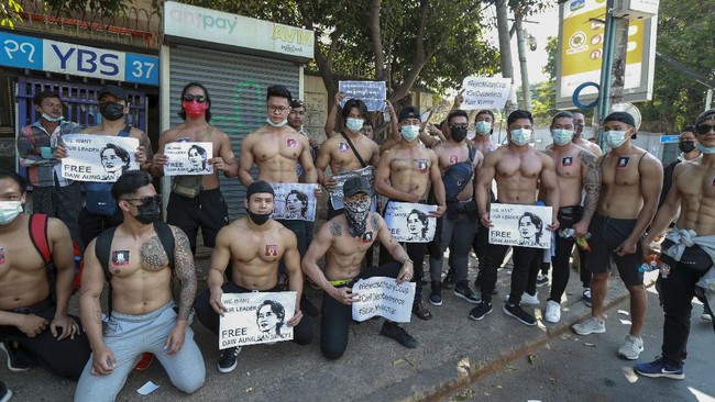 FOTO : Barisan Pengantin dan Pria Macho Dalam Demo Myanmar