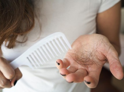 3 Tips Merawat Rambut Rontok Usai Melahirkan, Mudah dan Aman