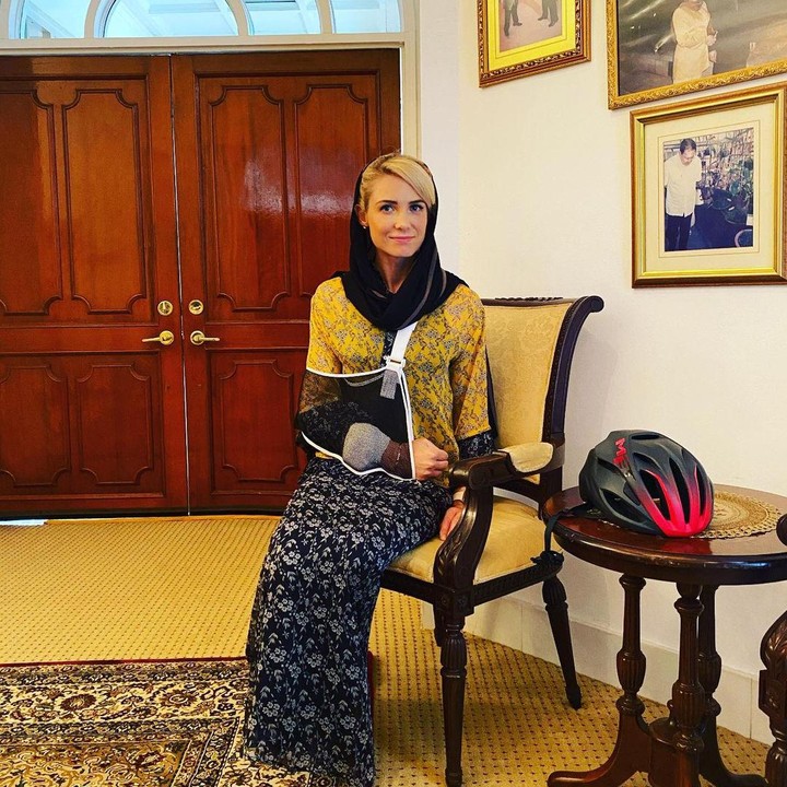 <p>Dalam satu momen, Sofie pernah alami kecelakaan sepeda hingga alami patah tulang. Saat itu, ia ingin membeli kopi untuk dirinya dan sang suami, Tengku Faiz.   "Suatu hari saat bersepeda untuk membeli Starbucks untuk saya dan suami. Sayangnya, sepeda terjatuh. Terima kasih yang sebesar-besarnya kepada para dokter, paramedis, dan staf di RS RPZ, serta staf istana atas perawatan dan dukungannya yang baik. Pundak saya patah tapi merasa bersyukur bisa memakai helm. Alhamdulillah," tuturnya di akun @ljo_. (Foto: Instagram @ljo_)</p>