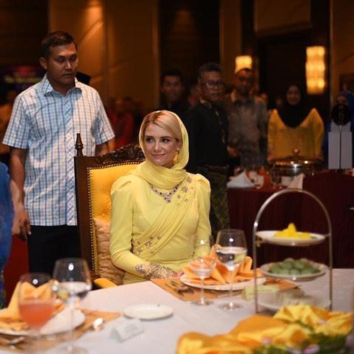 <p>Selain itu, wanita kelahiran 6 Juni 1986 ini pun dikenal mudah beradaptasi dengan orang dan lingkungan baru. Ia mampu menyesuaikan diri dengan budaya dan adat istiadat masyarakat Melayu dengan cepat. (Foto: Instagram @ljo_)</p>