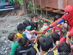 Kisah Ali Jenk Berkostum Spiderman Demi Hibur Anak Korban Gempa Sulbar