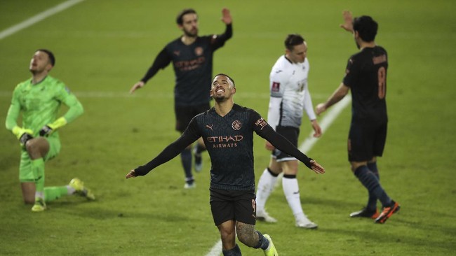 Manchester City mencetak rekor kemenangan beruntun paling panjang di semua kompetisi domestik dalam sejarah sepak bola Inggris.