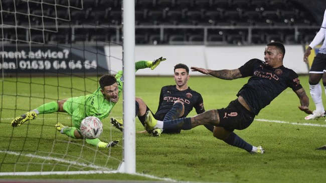 Manchester City lolos ke perempat final Piala FA usai mengalahkan Swansea city 3-1 di Stadion Liberty, Kamis (11/2) dini hari WIB.