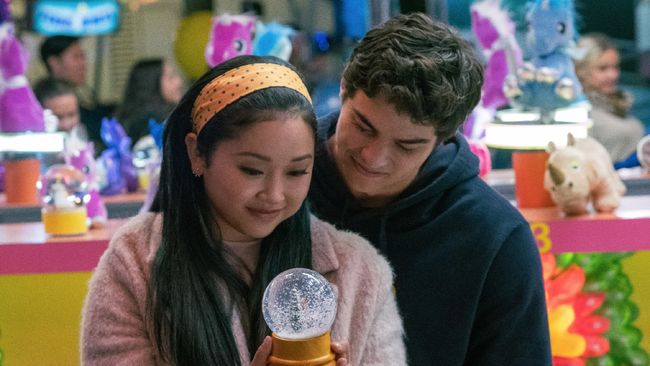 Sinopsis To All The Boys 3: Always and Forever Kisah cinta Lara Jean dan Peter Kavinsky memasuki babak baru setelah lulus sekolah, berikut sinopsis film To All The Boys 3: Always and Forever.
