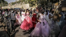 FOTO : Barisan Pengantin dan Pria Macho Dalam Demo Myanmar