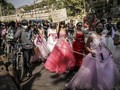 FOTO : Barisan Pengantin dan Pria Macho Dalam Demo Myanmar