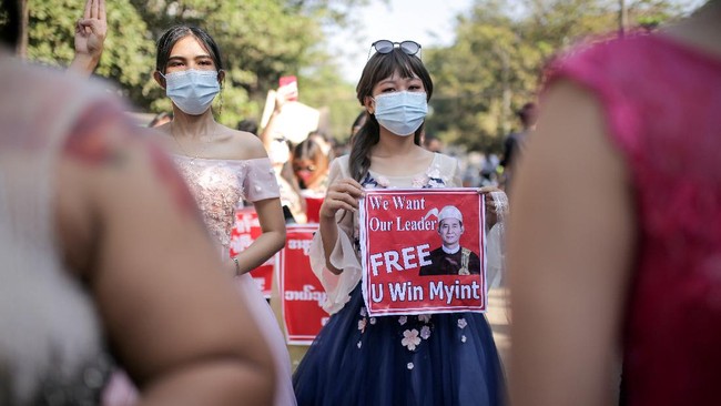 Pemerintah Singapura menyatakan tidak mendukung pemberian sanksi kepada Myanmar yang dilanda aksi kudeta.