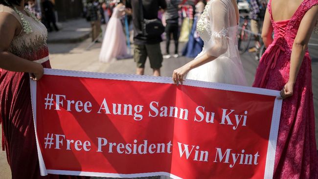Sidang Perdana Suu Kyi Dengar Saksi, Tanpa Pemeriksaan Silang Sidang perdana Aung San Suu Kyi yang digelar Senin lalu berlangsung kurang dari lima jam mendengarkan keterangan saksi, tanpa pemeriksaan silang.