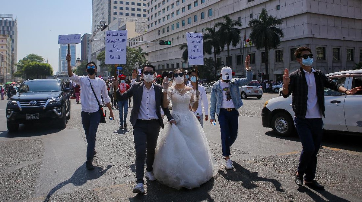 FOTO : Barisan Pengantin dan Pria Macho Dalam Demo Myanmar