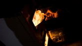 FOTO: Warga Miskin Hongaria Bakar Plastik Agar Tetap Hangat Musim dingin menjadi saat terberat bagi warga miskin di Hongaria untuk menghangatkan diri demi bertahan hidup.