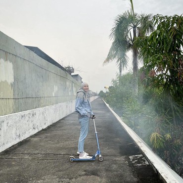 Potret Zaskia Adya Mecca dan Sendal Putih yang Dikomentari Netizen