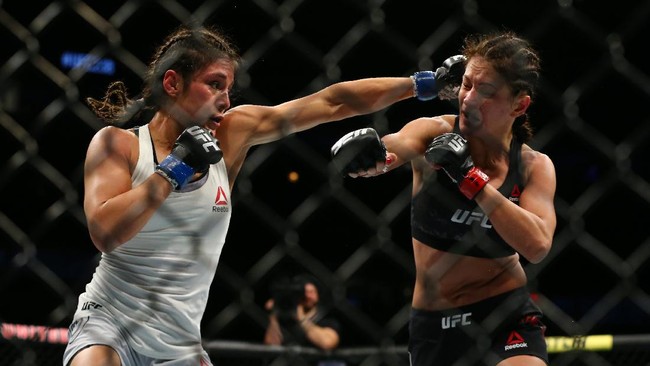 Petarung UFC Alexa Grasso disebut-sebut mirip diva top Ariana Grande. Bedanya, Alexa punya keahlian mematikan bukan menyanyi di atas panggung.