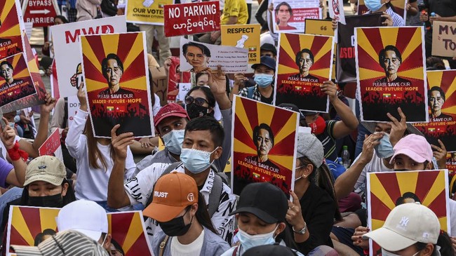 Pengacara Aung San Suu Kyi mengungkapkan kondisi pemimpin terguling Myanmar itu yang terlihat sehat saat mengikuti persidangan di Naypyidaw.