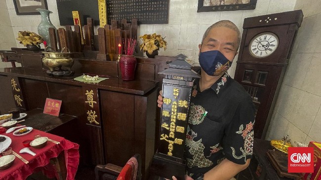 Setiap Imlek datang, sinci (papan arwah) yang dibuat untuk menghormati Gus Dur turut disembahyangi dan diberi bunga melati.