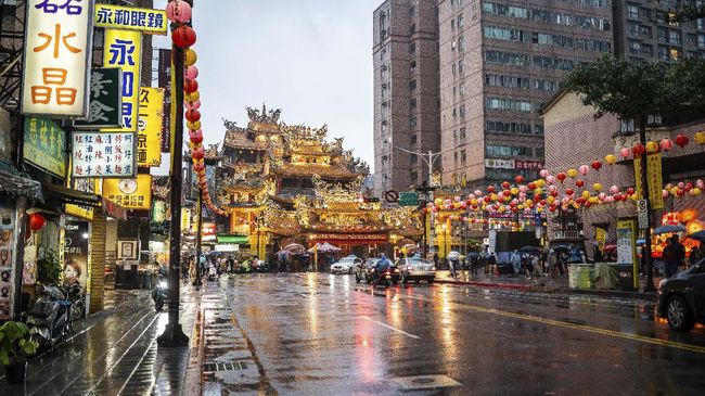 Hari raya Imlek sering dikatikan dengan hujan turun. Hal tersebut berawal dari sejarah kaum petani dinasti pertama China yang menganggap hujan simbol hoki.