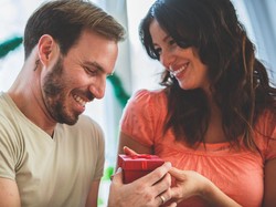 10 Kado Valentine Terbaik untuk Suami atau Pacar