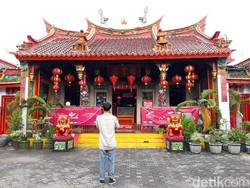 Umat yang Sembahyang di Kelenteng Kota Yogya Hanya Sedikit