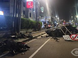 Sopir Mengantuk, Mobil Seruduk Motor-Tabrak Tiang Rambu di Jakbar