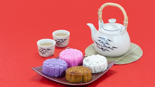 Sederet kudapan sudah turun temurun biasa disajikan saat perayaan Tahun Baru China, termasuk beberapa kue keberuntungan Imlek yang dipercaya datangkan hoki.