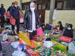 Mensos Risma Pantau Kondisi Pengungsi Korban Banjir di Pekalongan
