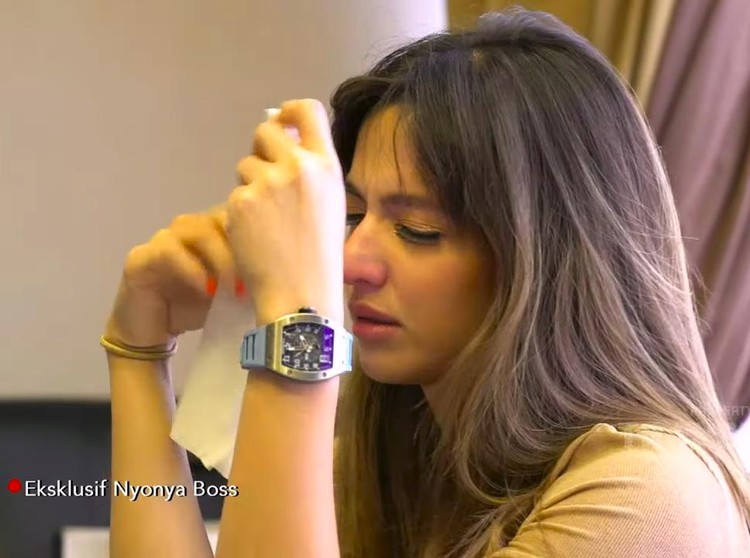 Nia Ramadhani nangis