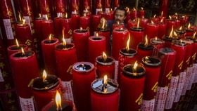 Sambut Imlek, Ratusan Lilin Hiasi Vihara Kota Bandung