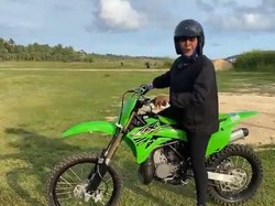 Aksi Susi Pudjiastuti Jajal Motor Trail 2-Tak