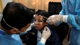 FOTO: 'Wajah Transparan' untuk Luka Bakar Bocah Gaza Ahmed al-Deeb, bocah yang wajahnya mengalami luka bakar dipasangi masker transparan 3 dimensi di klinik MSF, Gaza, Palestina.