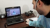 FOTO: 'Wajah Transparan' untuk Luka Bakar Bocah Gaza Ahmed al-Deeb, bocah yang wajahnya mengalami luka bakar dipasangi masker transparan 3 dimensi di klinik MSF, Gaza, Palestina.