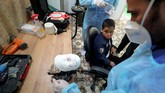 FOTO: 'Wajah Transparan' untuk Luka Bakar Bocah Gaza Ahmed al-Deeb, bocah yang wajahnya mengalami luka bakar dipasangi masker transparan 3 dimensi di klinik MSF, Gaza, Palestina.
