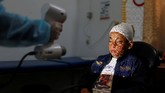 FOTO: 'Wajah Transparan' untuk Luka Bakar Bocah Gaza Ahmed al-Deeb, bocah yang wajahnya mengalami luka bakar dipasangi masker transparan 3 dimensi di klinik MSF, Gaza, Palestina.