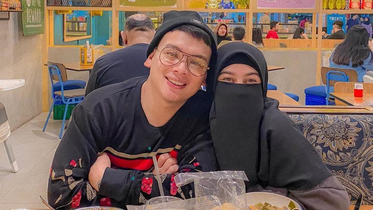 So Sweet! Momen Romantis Wardah Maulina dan Natta Reza saat Makan Berdua