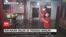VIDEO: Warga Rayakan Imlek di Tengah Banjir
