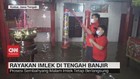 VIDEO: Warga Rayakan Imlek di Tengah Banjir